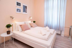 Central and large AC home away from home, Budapest